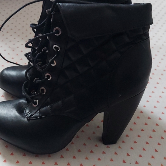 Shoe - Picture 2 of 4